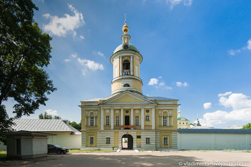 Свято екатерининский монастырь. Надвратная Церковь Димитрия, митрополита Ростовского. Свято-Екатерининский монастырь Калининград. Колокольня с надвратным храмом трех святителей в Серпухове. Подольск Церковь Екатерининская.